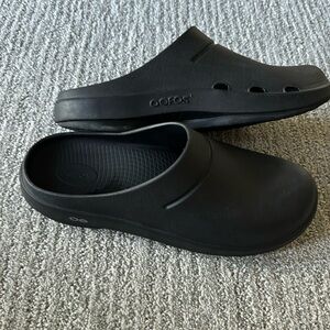 Unisex Oofos Recovery Clog: men’s sz 13; women’s sz 15